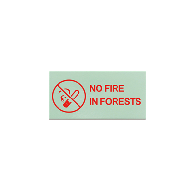 Signale d'alerte auto-lumineuse inorganique Signe d'avertissement en forêt et scénique