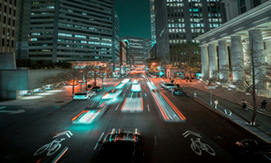 Application de matériaux auto-lumineux de stockage de lumière dans des routes perméables dans les villes d'éponge